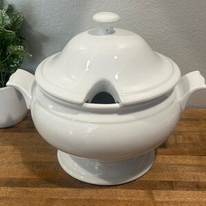 Fresh Decor ~ Classic White Ceramic Soup Tureen with Lid ~ Never Used